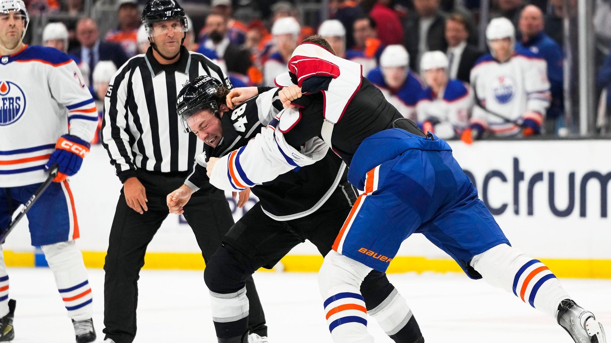 Brendan Lemieux von den Los Angeles Kings kämpft mit Klim Kostin von den Edmonton Oilers auf dem Eis.