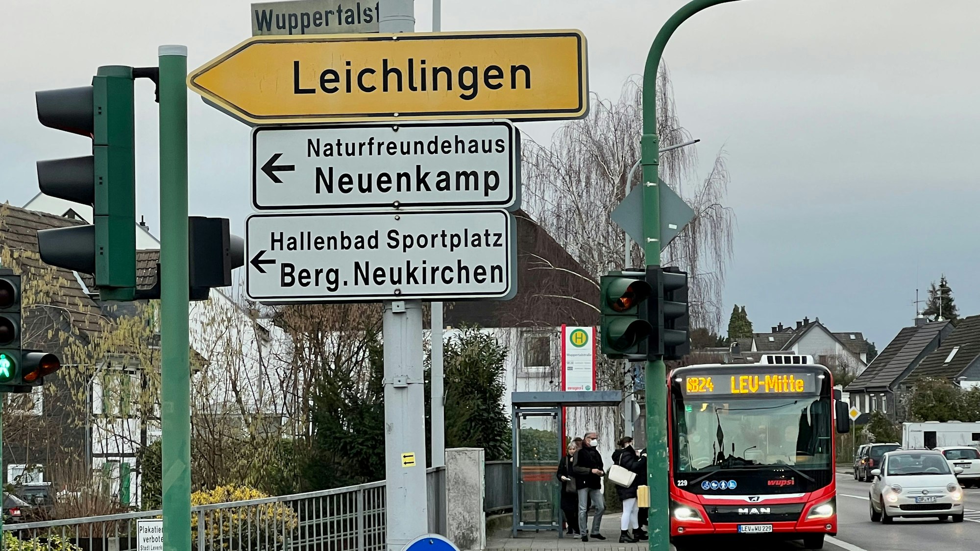 Schnellbus Wermelskirchen-Leverkusen beim Halt in Bergisch Neukirchen