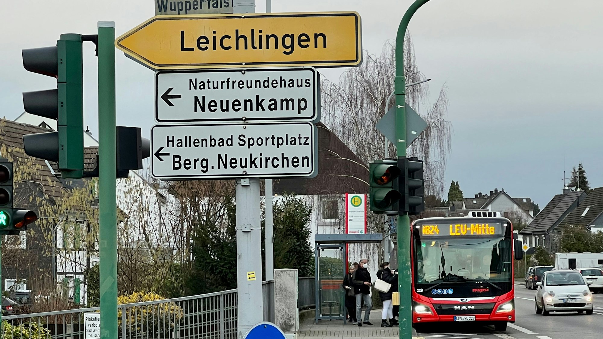 Schnellbus Wermelskirchen-Leverkusen beim Halt in Bergisch Neukirchen