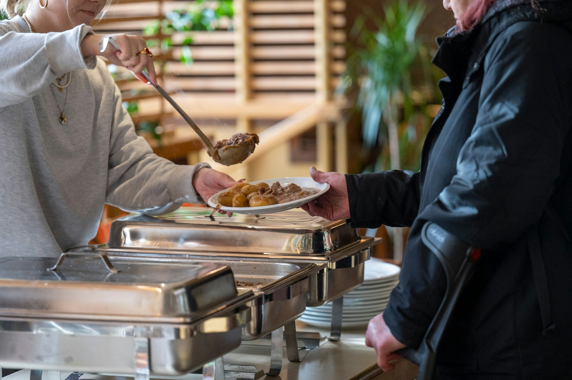 Beim Neujahrsbrunch gab es Entenragout mit Kartoffeln für wohnungslose und arme Menschen.