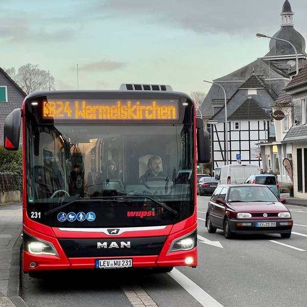 Schnellbus Leverkusen-Wermelskirchen beim Halt in Bergisch Neukirchen