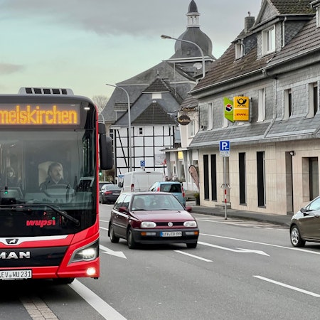 Schnellbus Leverkusen-Wermelskirchen beim Halt in Bergisch Neukirchen