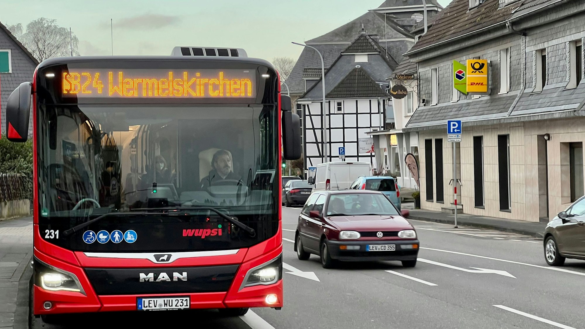 Schnellbus Leverkusen-Wermelskirchen beim Halt in Bergisch Neukirchen