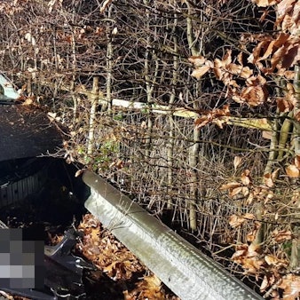 Ein schwer beschädigtes Auto steht an einer Leitplanke.