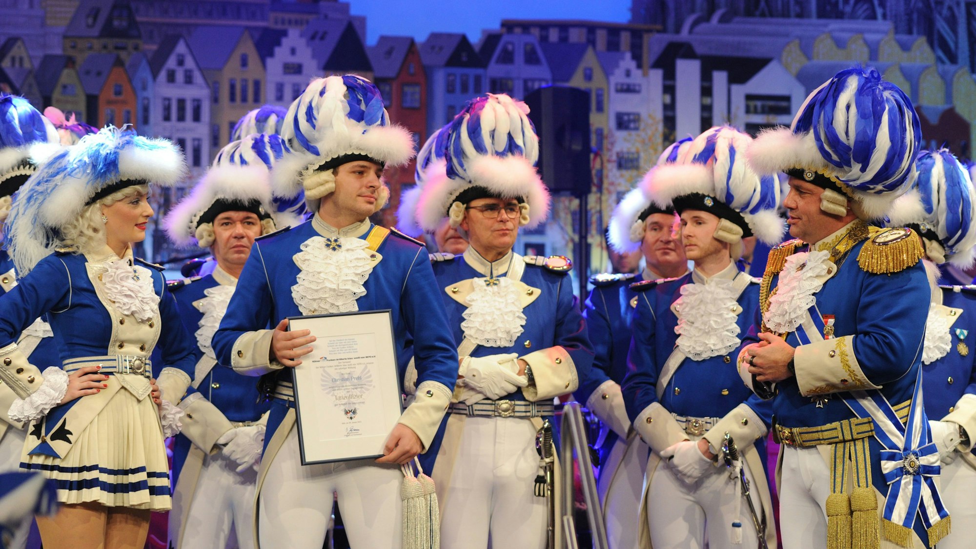 Blaue-Funken-Tanzpaar Marie Steffens und Christian Prehl mit Präsident Björn Griesemann.