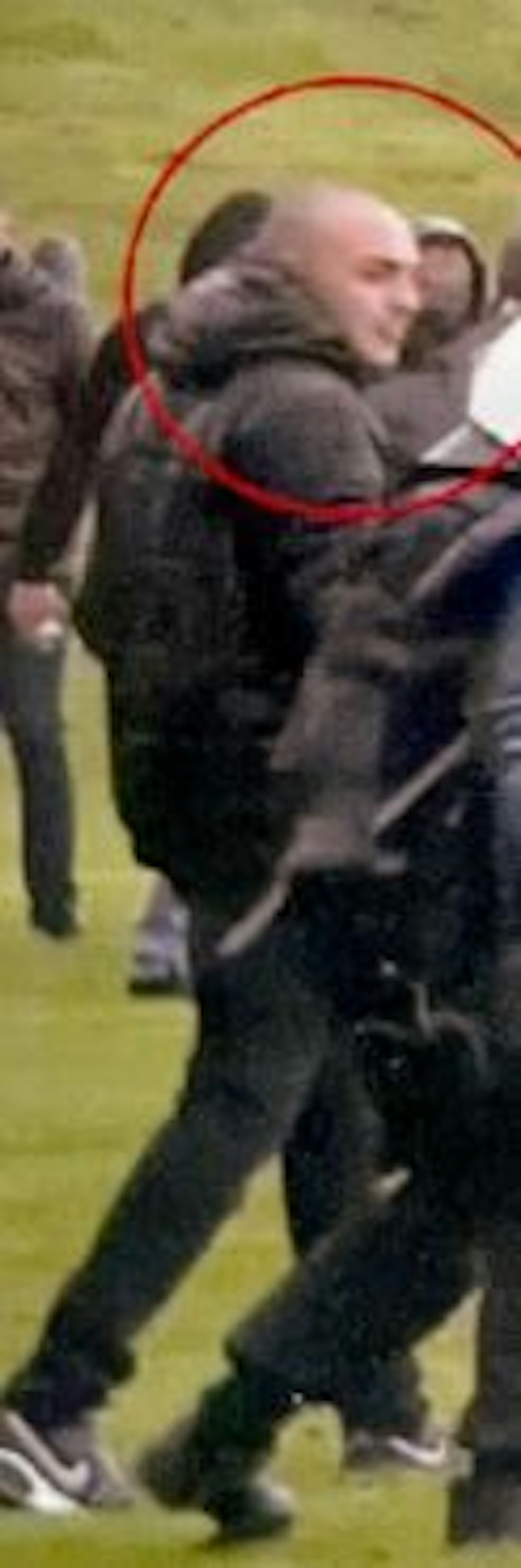 Foto eines Mannes, der im Mai 2021 vor dem Stadion des 1. FC Köln eine Polizistin getreten haben soll.