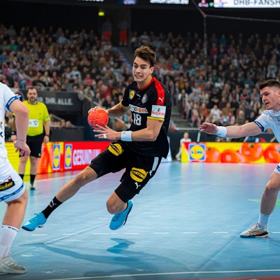 Julian Köster spielt im letzten Vorbereitungsspiel der deutschen Handball-Nationalmannschaft seine isländischen Gegenspieler aus.