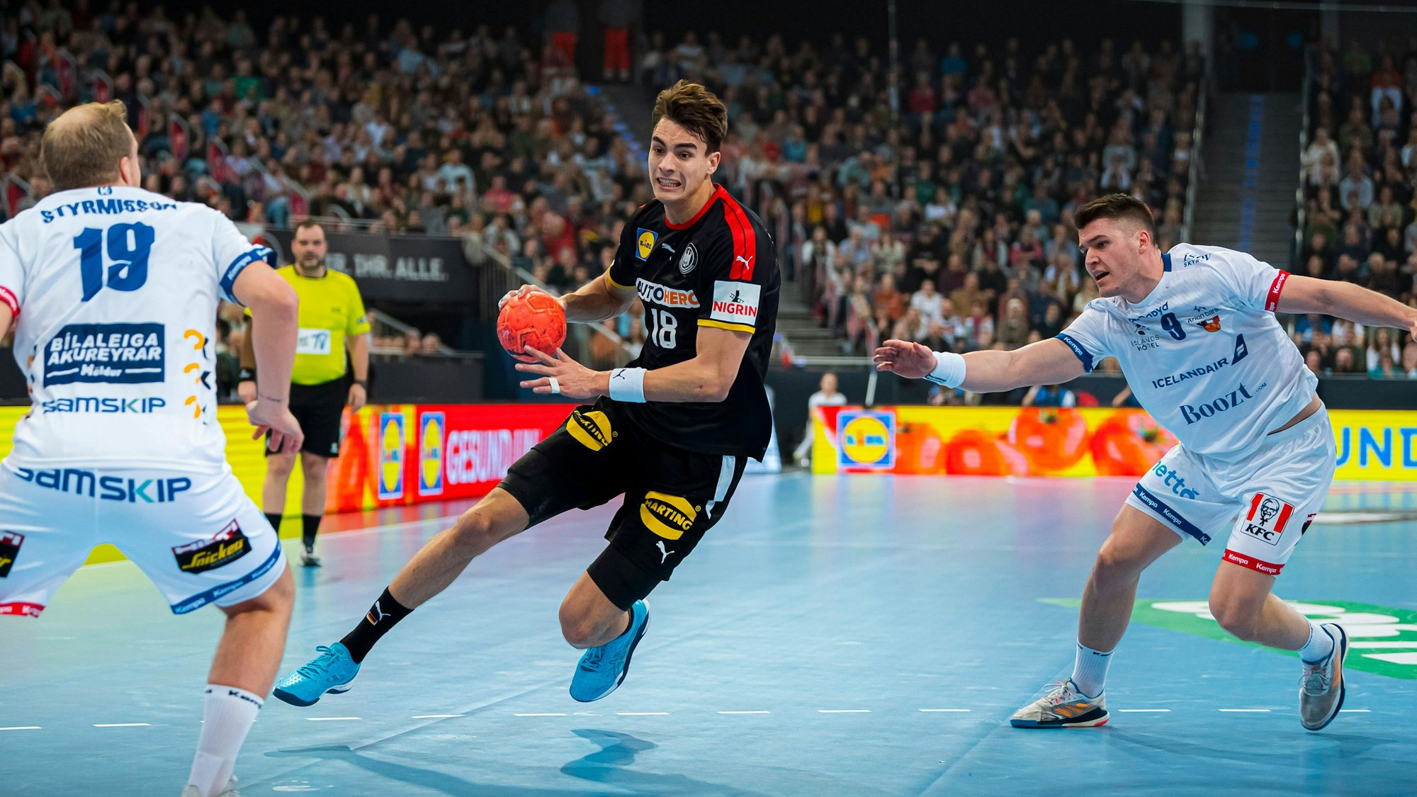 Julian Köster spielt im letzten Vorbereitungsspiel der deutschen Handball-Nationalmannschaft seine isländischen Gegenspieler aus.