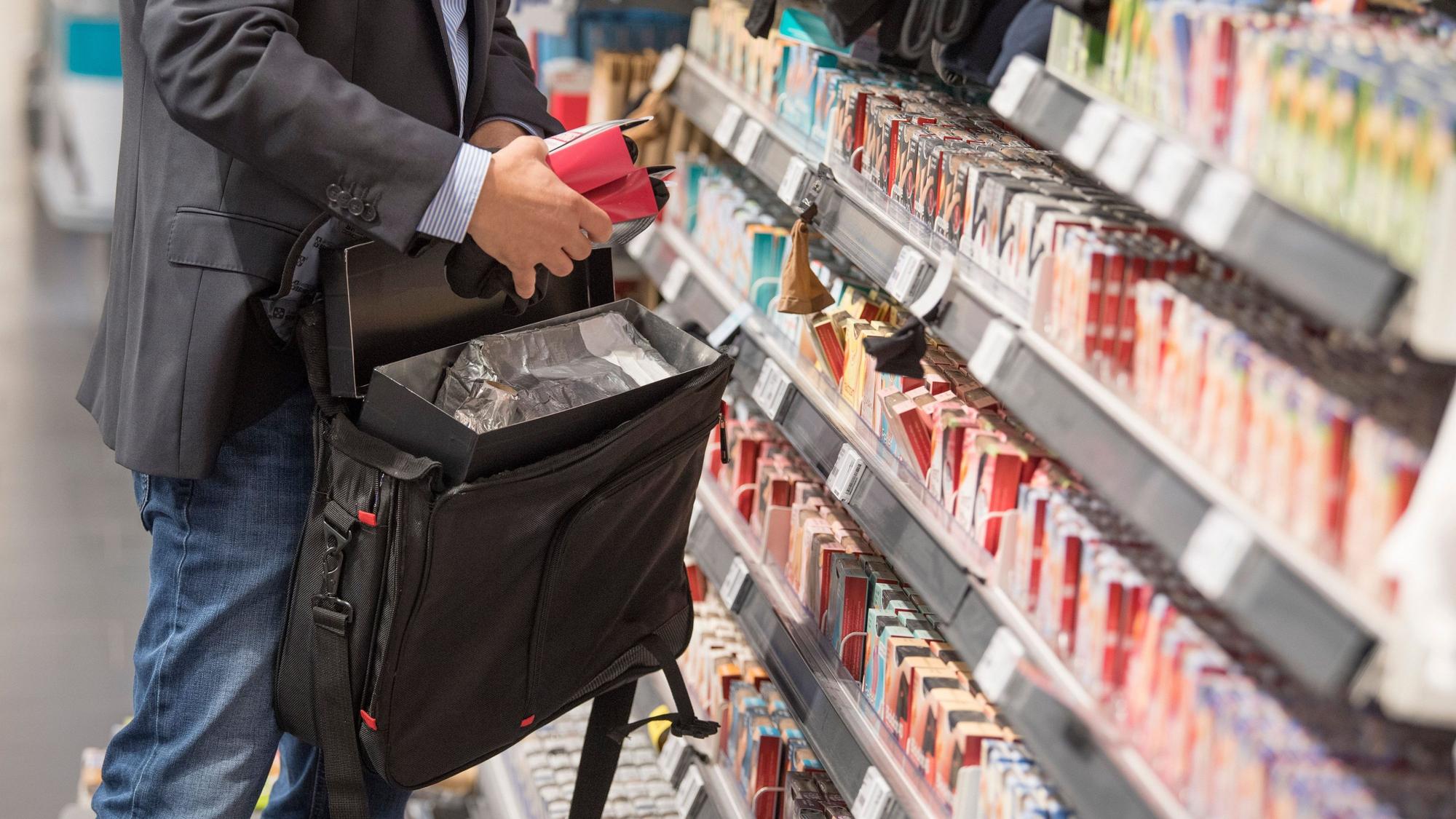 Ein Detektiv von einer Sicherheitsfirma, demonstriert in einem Supermarkt, wie Ladendiebe mit Hilfe eines präparierten Koffers die Sicherungsetiketten an der Ware überlisten können.