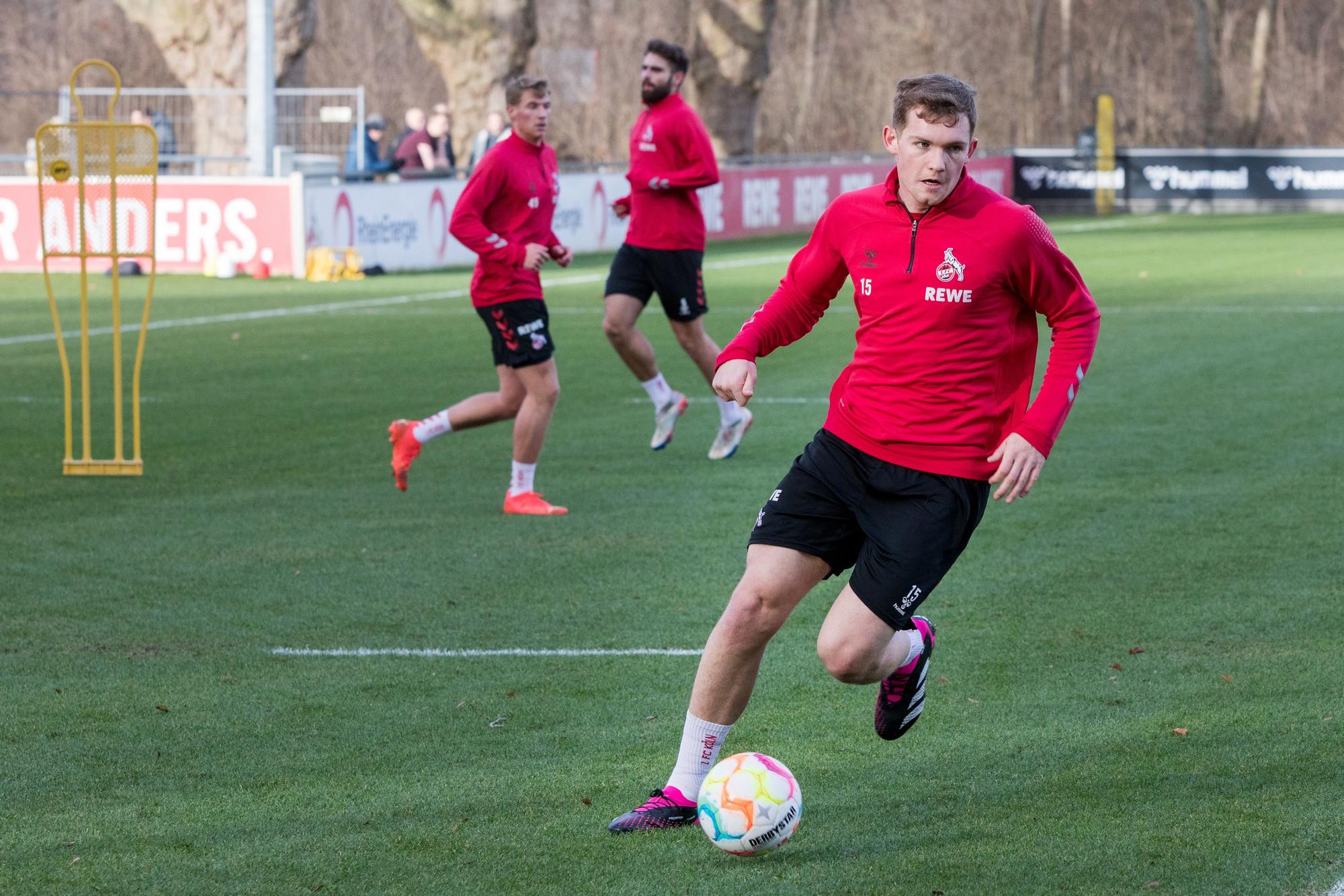 Luca Kilian, Verteidiger des 1. FC Köln, ist beim Training am Geißbockheim am Ball.