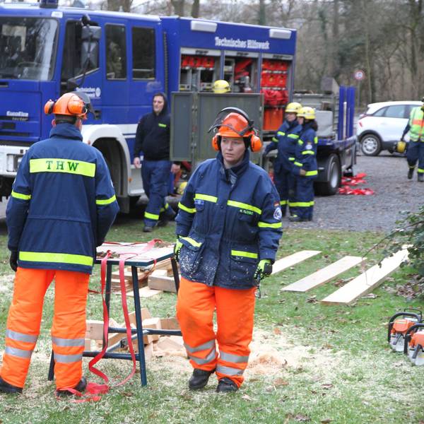 Kräfte des Technischen Hilfswerks im Einsatz in Siegburg