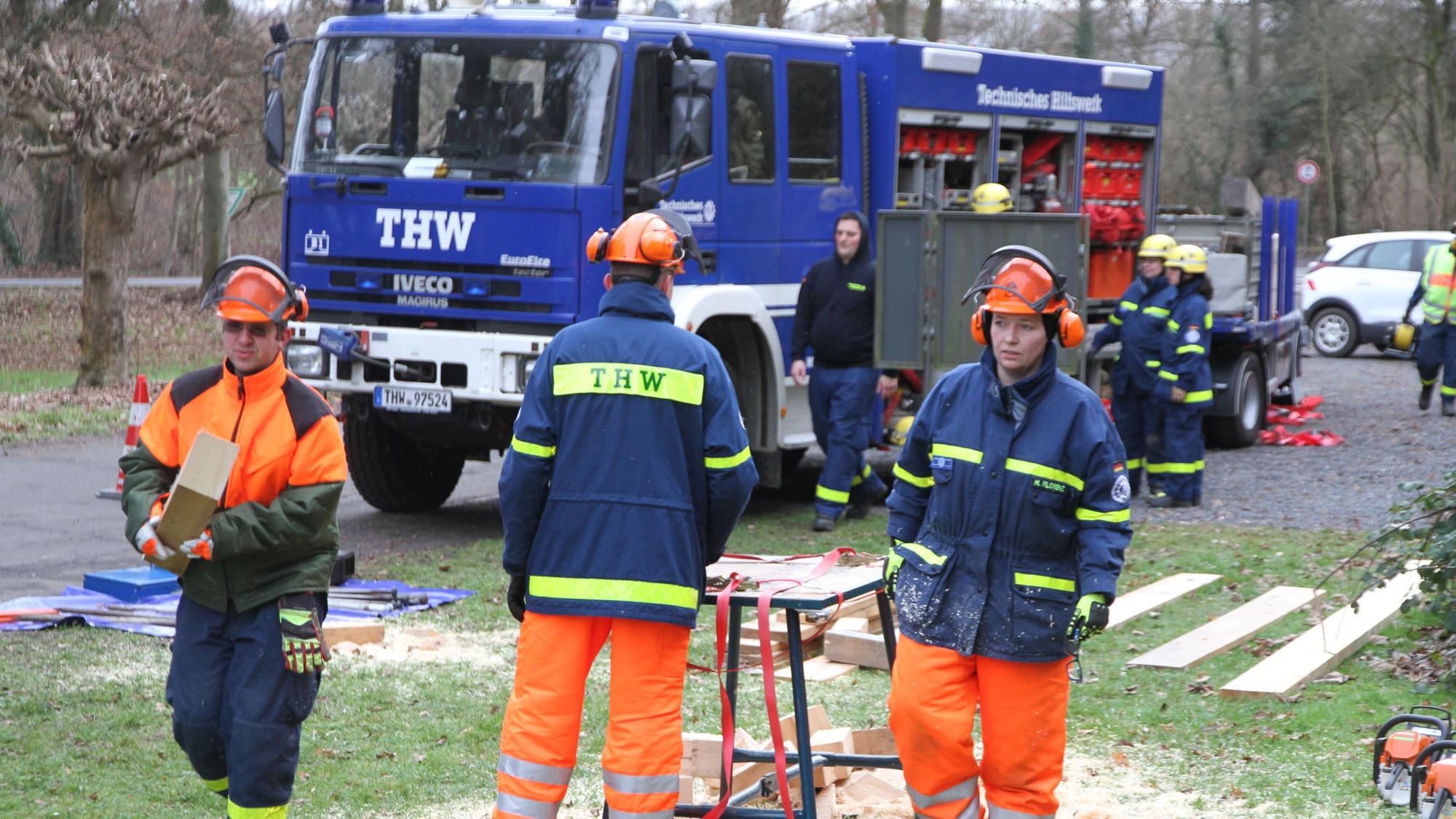 Kräfte des Technischen Hilfswerks im Einsatz in Siegburg