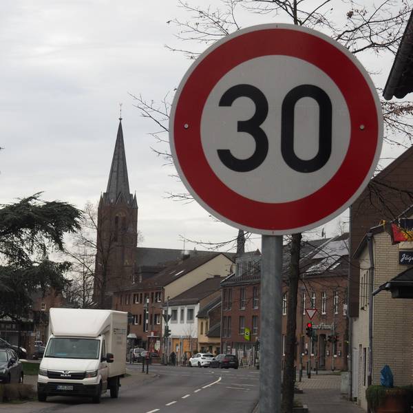 Ein Tempo-30-Schild in Pulheim. Dort war ein SPD-Antrag zum Beitritt der Stadt zur Städteinitiative Tempo 30 gescheitert.