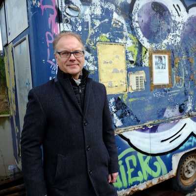 Dr. Carsten Vorwig, Leiter des LVR-Freilichtmuseums Kommern, steht vor dem Zeitungsbüdchen aus Bonn.