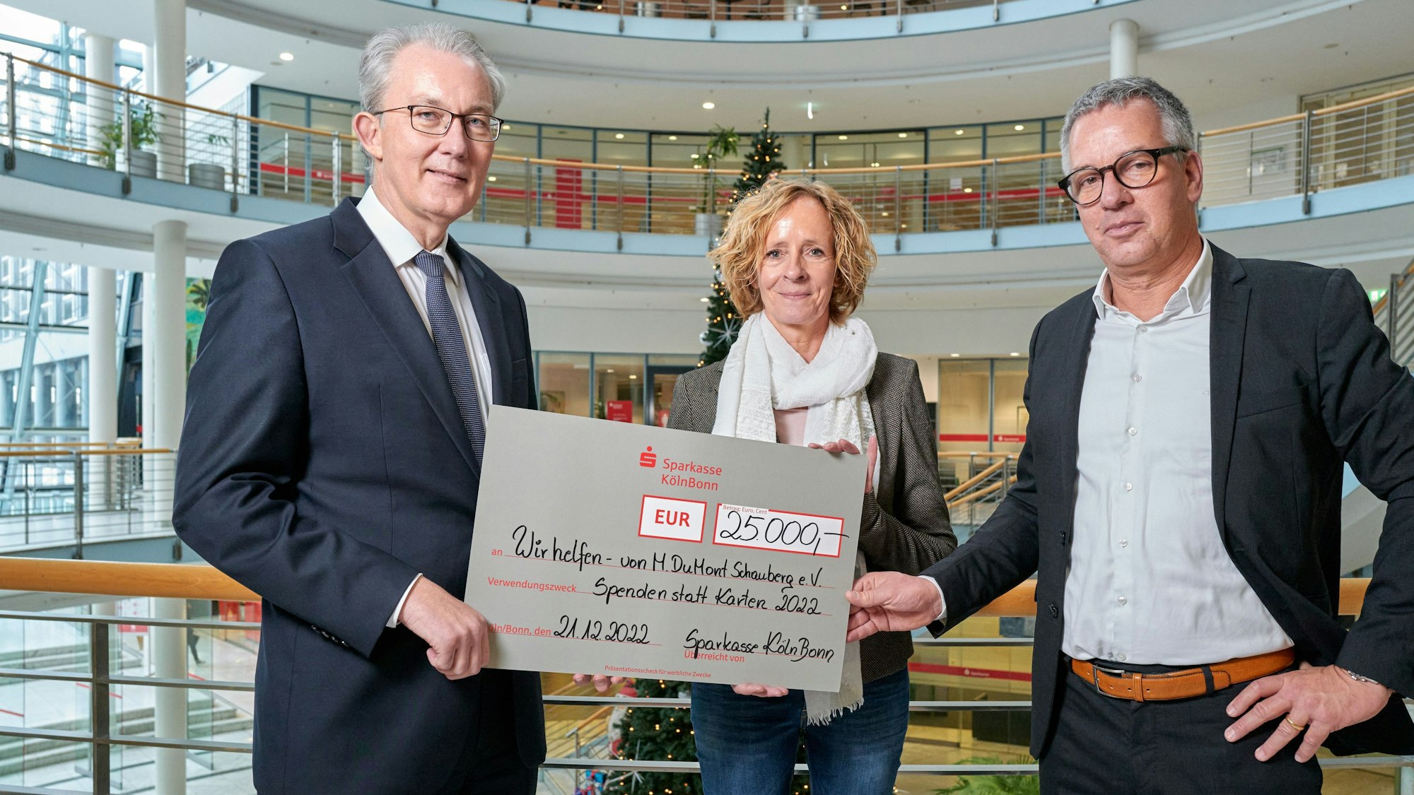 Der Vorstandvorsitzende der Sparkasse KölnBonn übergibt der Herausgeberin Isabella Neven DuMont und dem Chefradaktionsmitglied Christian Hümmeler einen symbolischen Scheck in Höhe von 25.000 Euro für „wir helfen“.