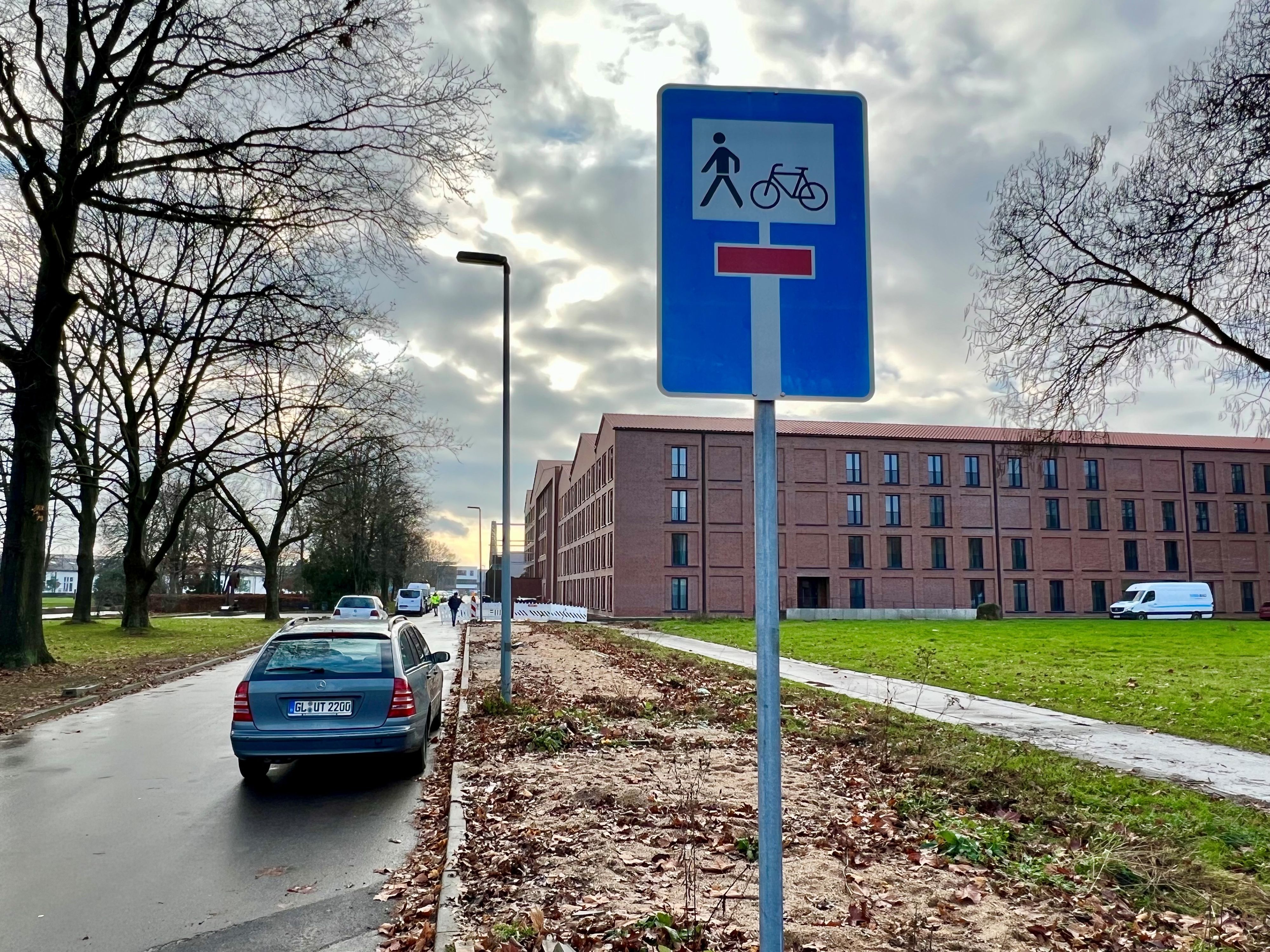 Straßenansicht der Fakultätsstraße, Neue Bahnstadt Opladen, ein Verkehrsschild signalisiert eine Sackgasse, frei nur für Radfahrer und Fußgänger
