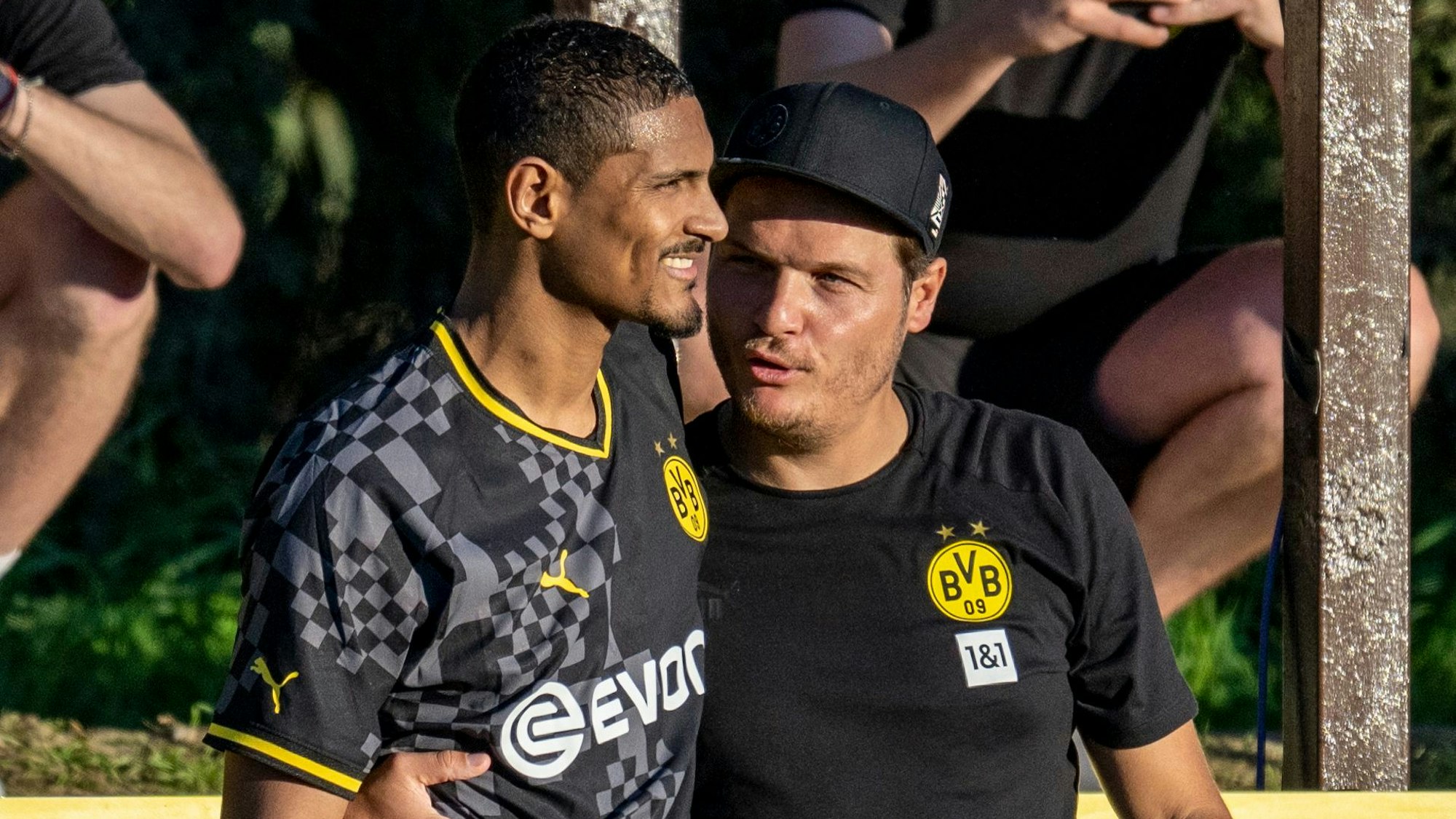 Dortmunds Sebastien Haller (l) spricht mit Trainer Edin Terzic beim Testspiel gegen Fortuna Düsseldorf.