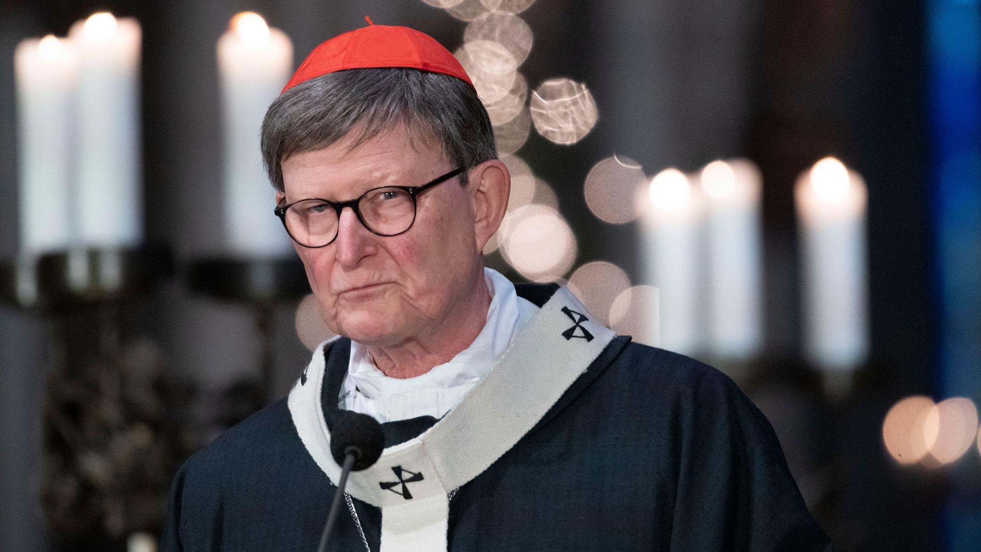 Kardinal Rainer Maria Woelki leitet das Pontifikalrequiem für den verstorbenen Papst Benedikt XVI. im Dom.