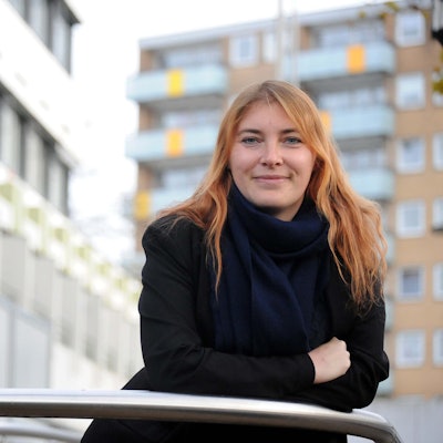 Myrjam Passing, Wirtschaftsförderin Leichlingen, steht vor dem Rathaus.