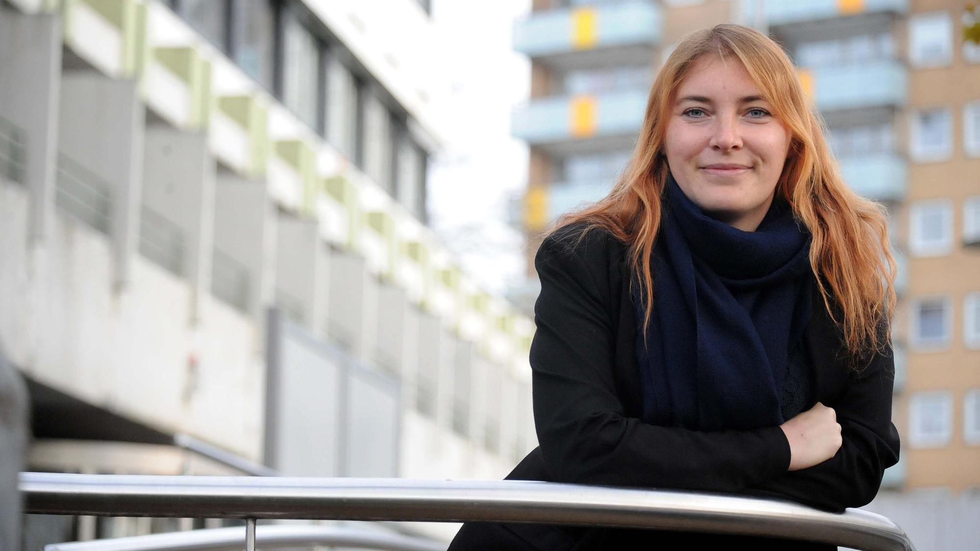 Myrjam Passing, Wirtschaftsförderin Leichlingen, steht vor dem Rathaus.