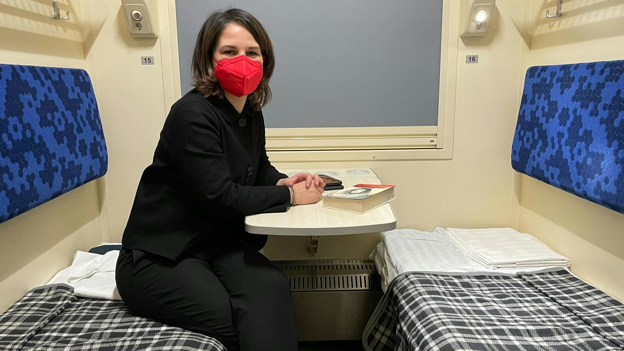 Außenministerin Annalena Baerbock (Bündnis 90 / Die Grünen) sitzt während ihrer Reise in die Ostukraine im Intercity Express von Kiew nach Charkiw.