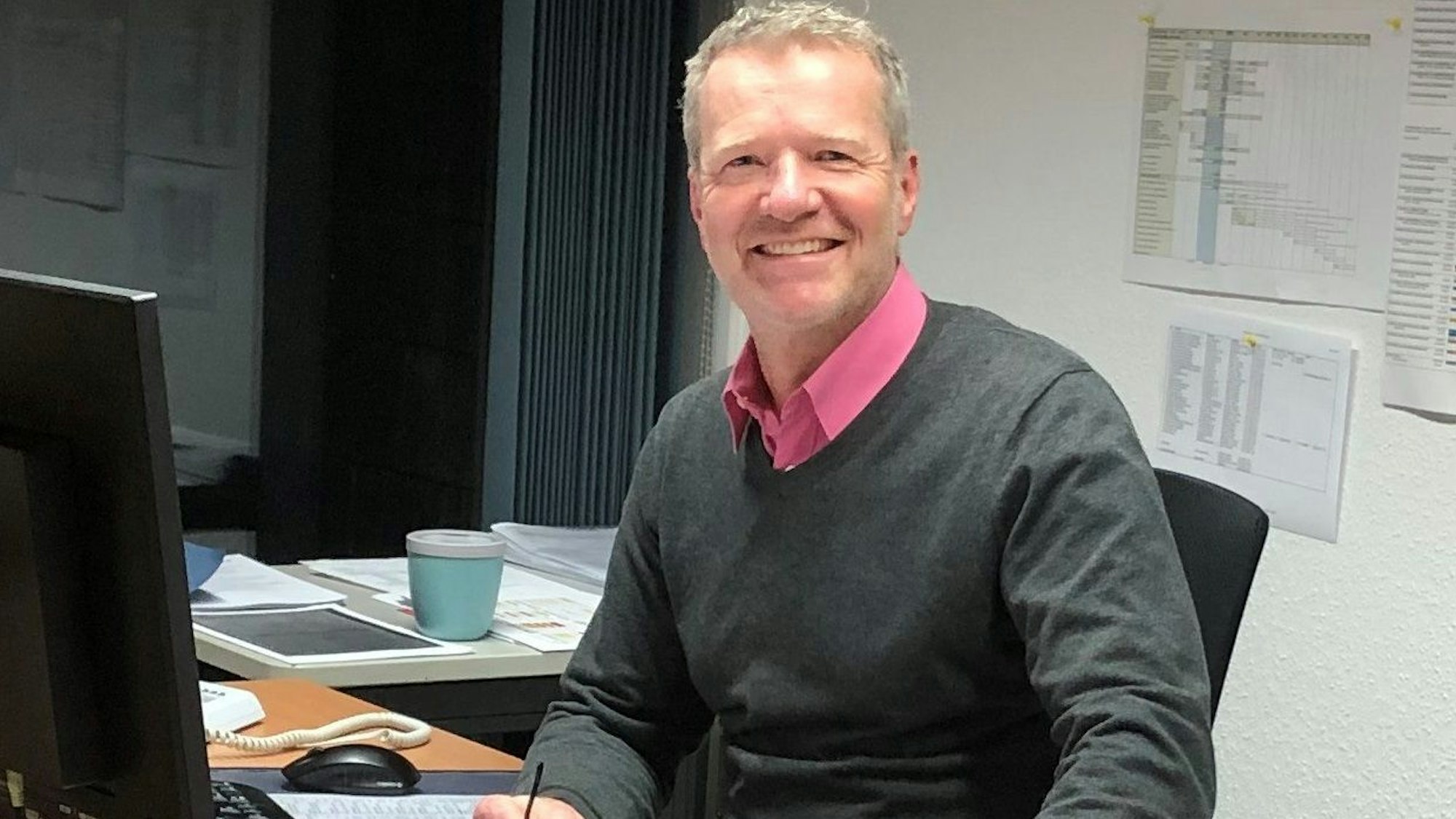 Stephan Bergmann sitzt am Schreibtisch vor dem PC-Bildschirm