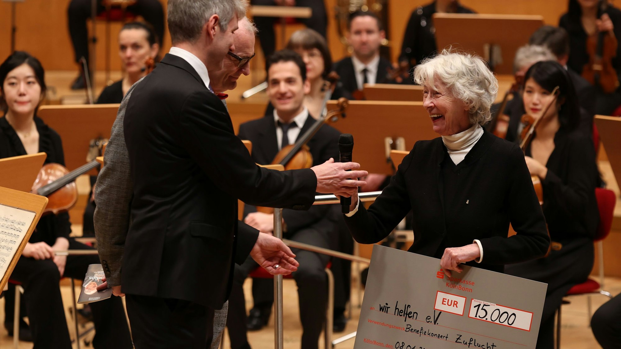 06.01.2023
Köln:
„wir helfen“-Vorsitzende Hedwig Neven DuMont nimmt von dem Direktor des Gürzenich-Orchesters Stefan Englert auf der Bühne der Philharmonie einen symbolischen Scheck in Höhe von 15.000 Euro entgegen.
