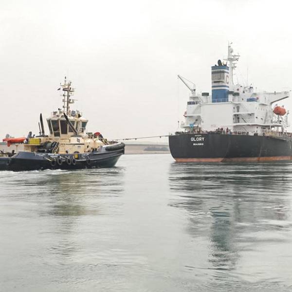 Das Frachtschiff „M/V Glory“ liegt auf einer Sandbank im Suezkanal und wird von einem anderen Schiff weggezogen.