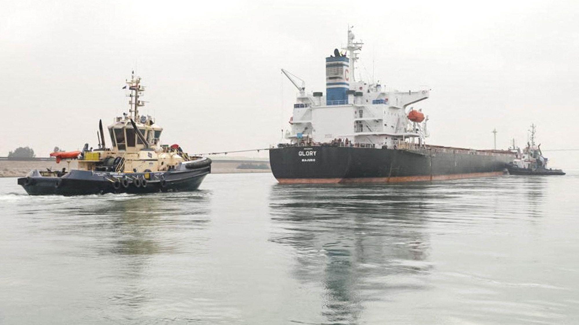 Das Frachtschiff „M/V Glory“ liegt auf einer Sandbank im Suezkanal und wird von einem anderen Schiff weggezogen.