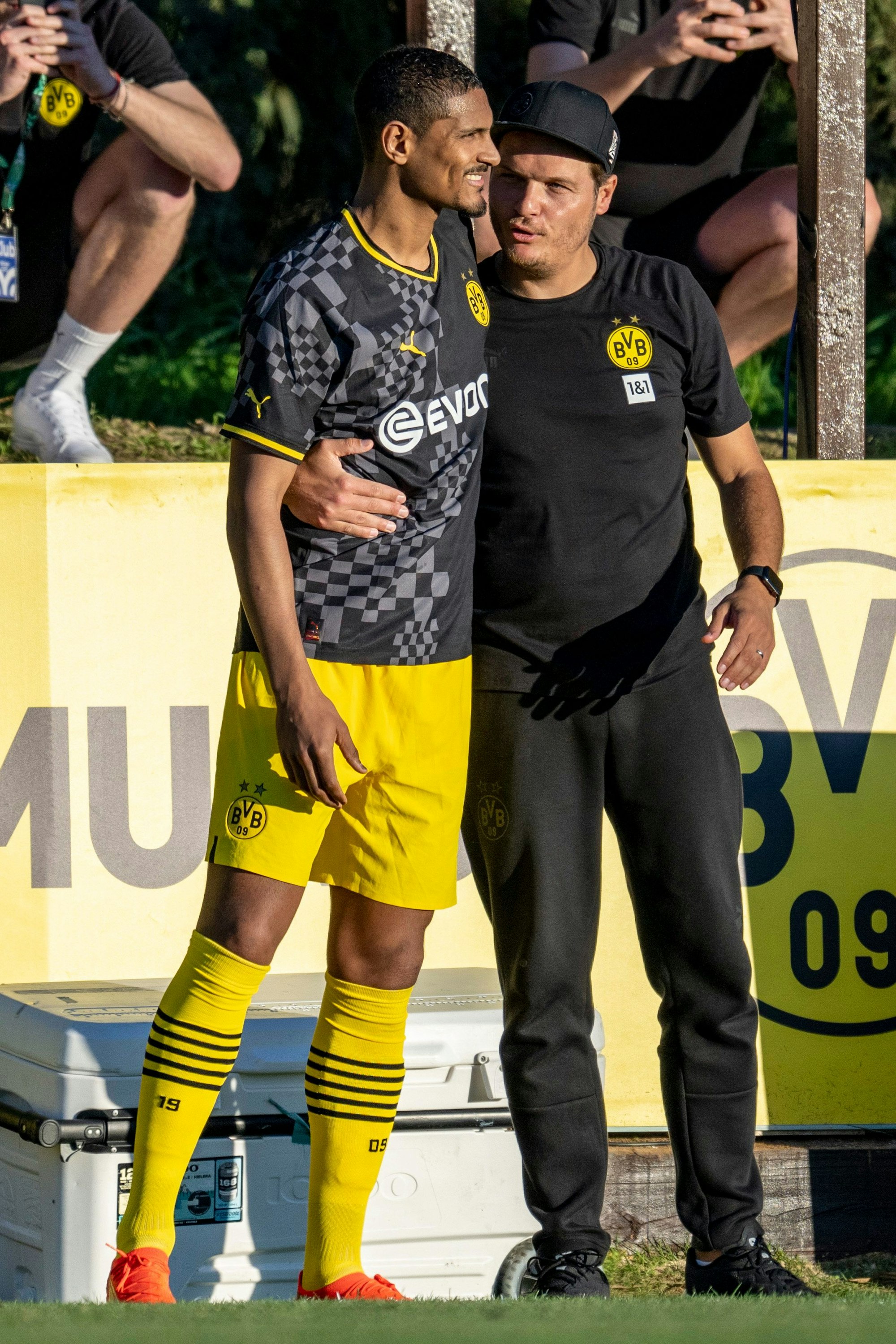 Dortmunds Sebastien Haller (l) spricht mit Trainer Edin Terzic beim Testspiel gegen Fortuna Düsseldorf.