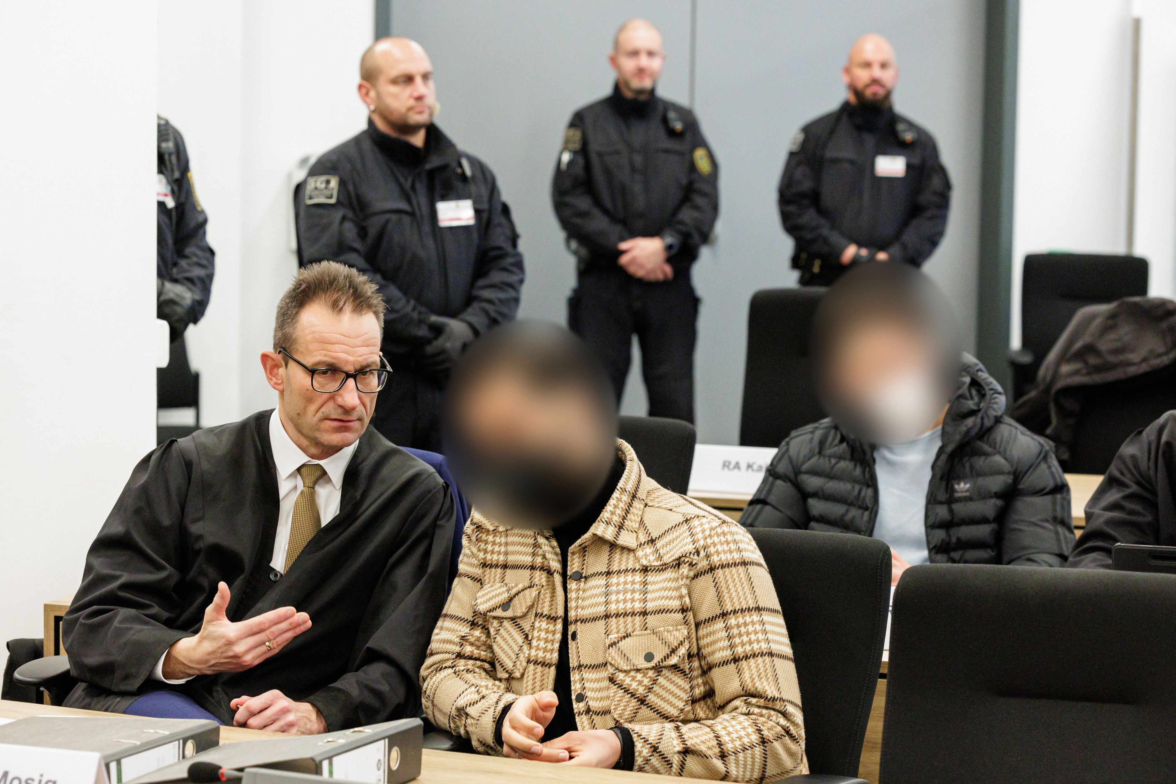 Zwei Angeklagte sitzen neben ihren Anwälten im Gerichtssaal des Oberlandesgerichts Dresden, bevor der Prozess um den Juwelenraub im Grünen Gewölbe des Dresdner Residenzschlosses im November 2019 beginnt.