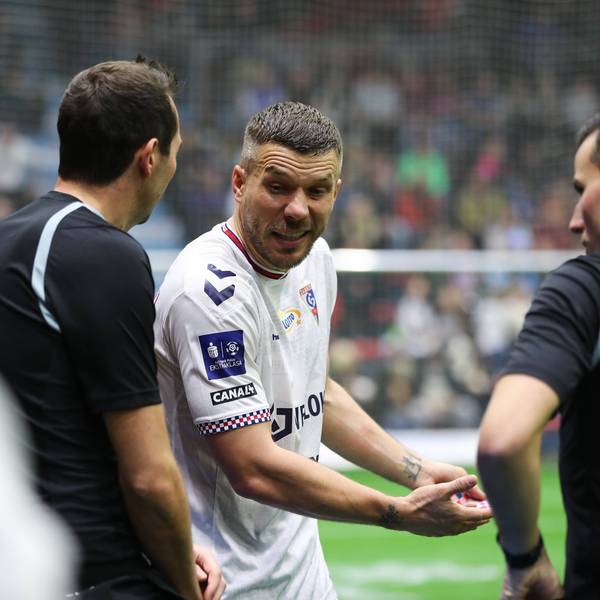 Lukas Podolski diskutiert mit den Schiedsrichtern.