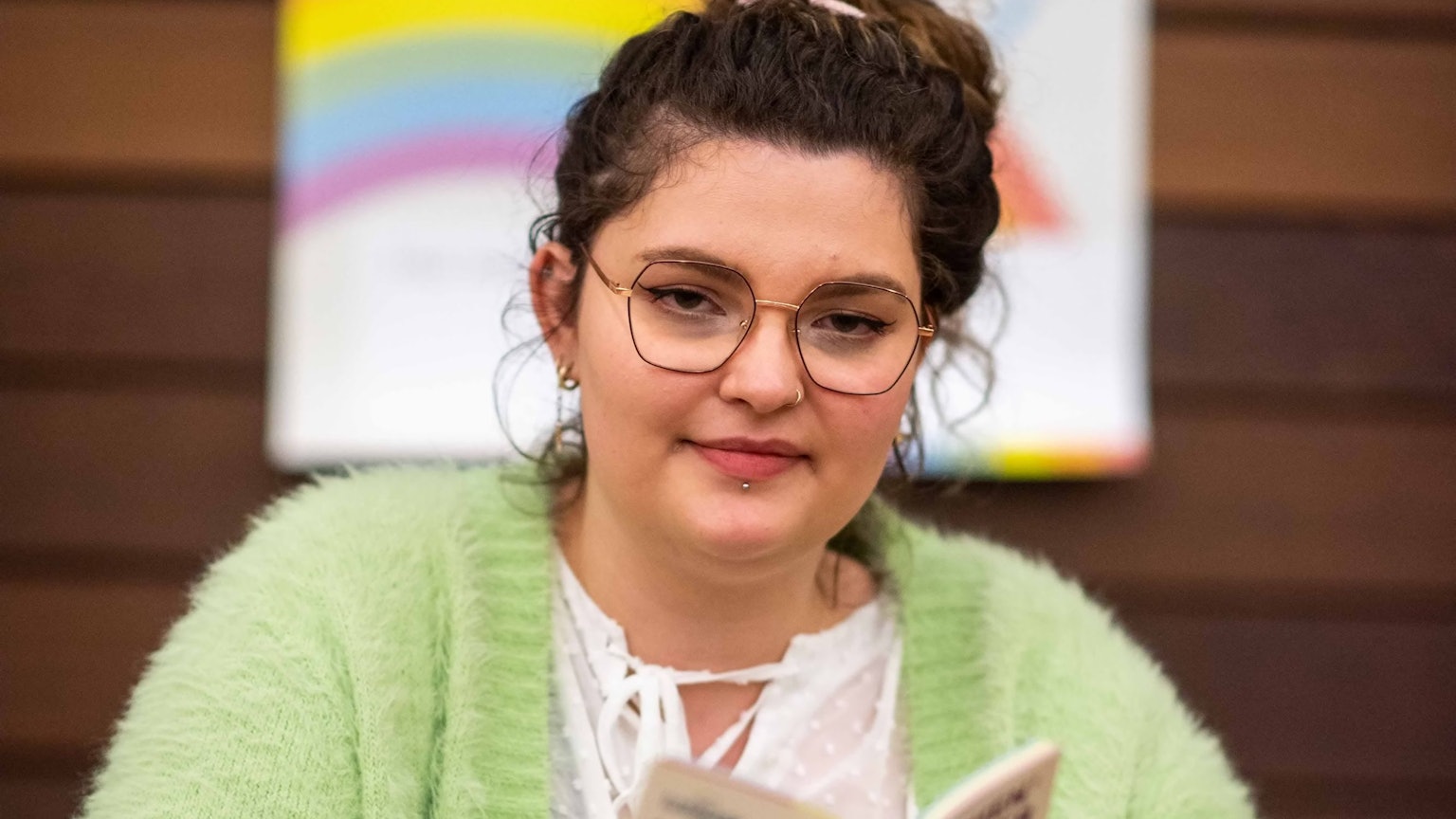 Lilly Oberholz stellt im Kreishaus den neuen Mädchenkalender vor.