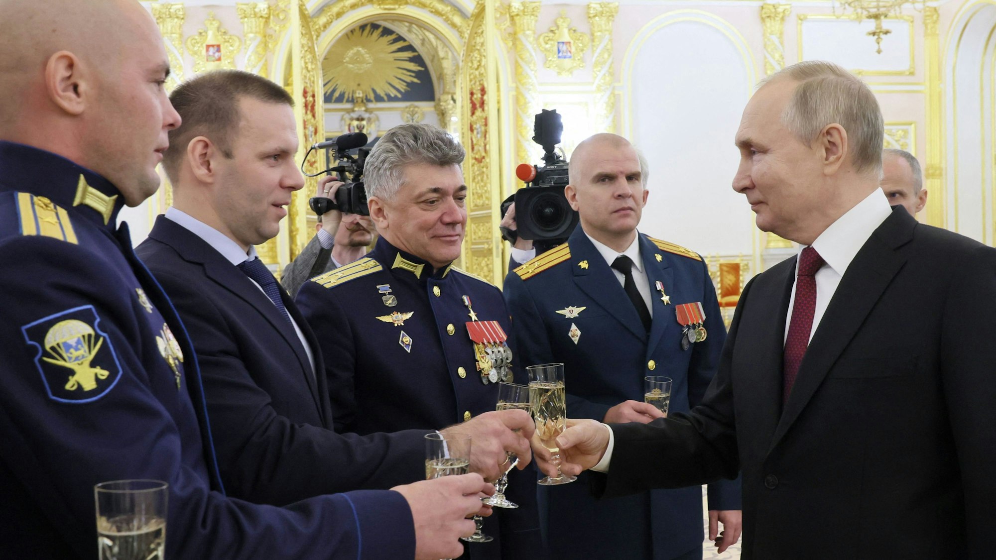 Wladimir Putin (r.) mit Sektglas