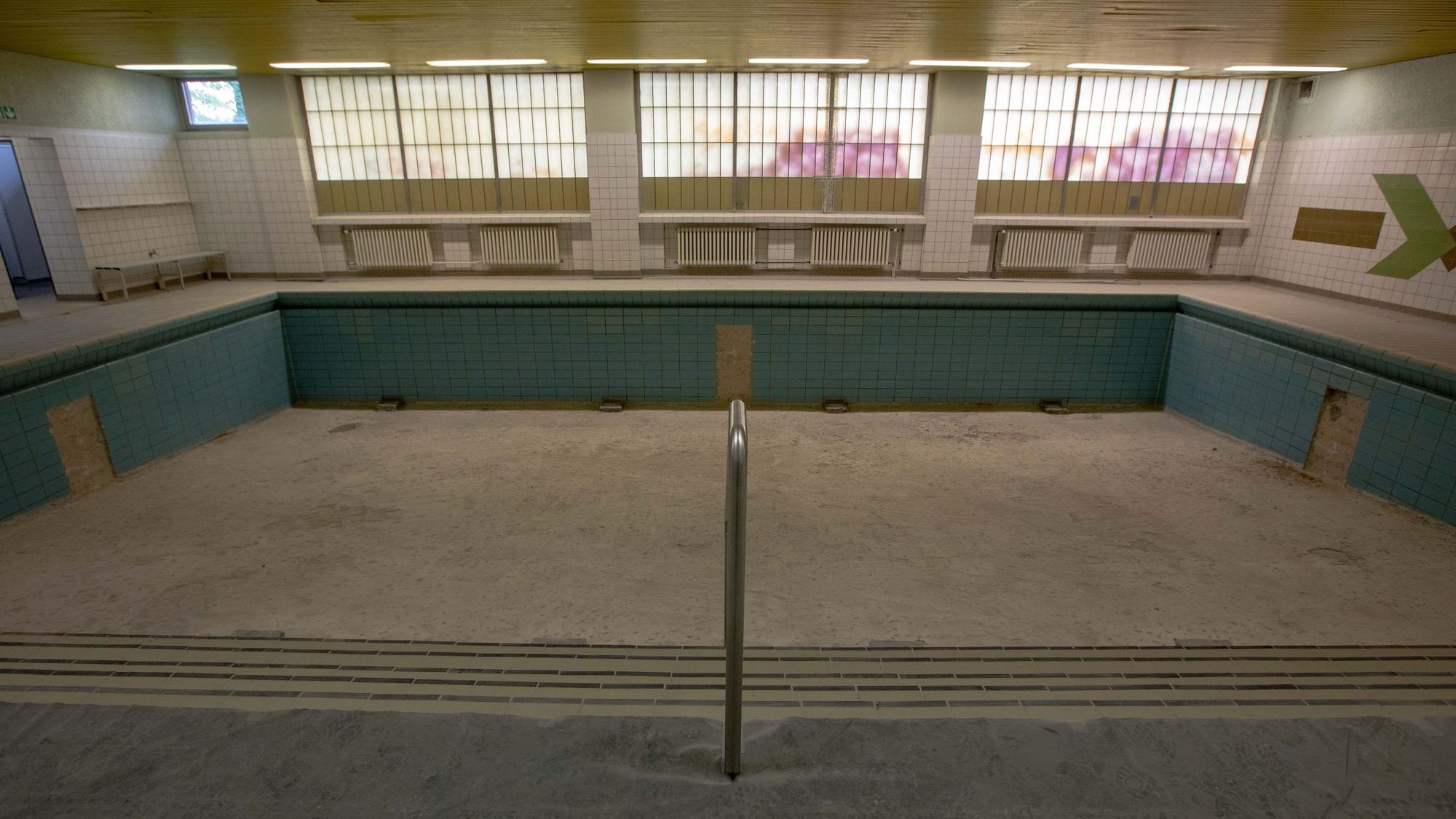 Das Lehrschwimmbecken an der Gemeinschaftsgrundschule Hohe Straße in Ensen ohne Wasser.