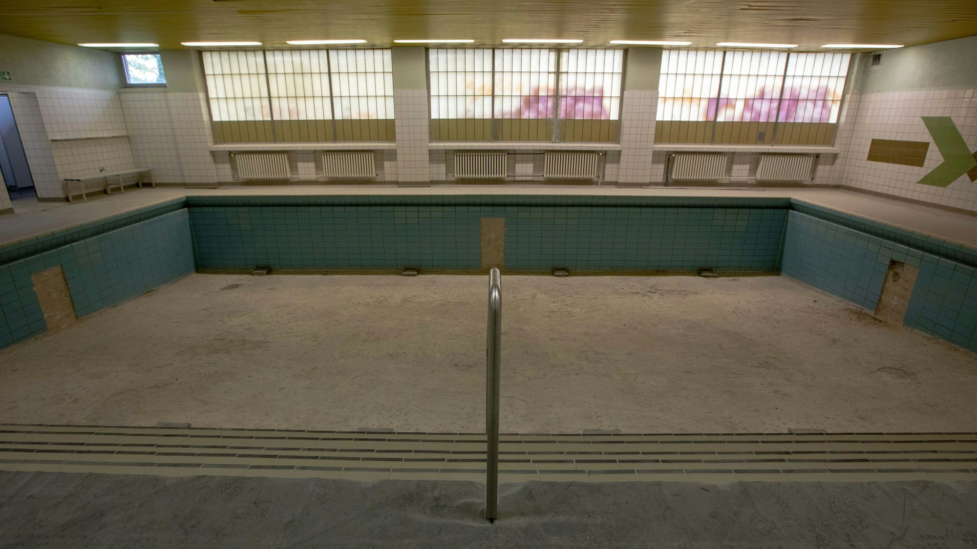 Das Lehrschwimmbecken an der Gemeinschaftsgrundschule Hohe Straße in Ensen ohne Wasser.