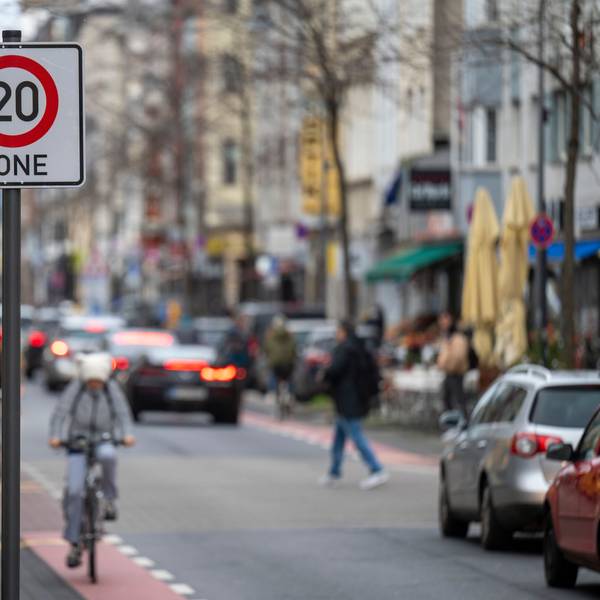 Die befahrene Venloer Straße mit einem Tempo 20 Schild im Vordergrund.