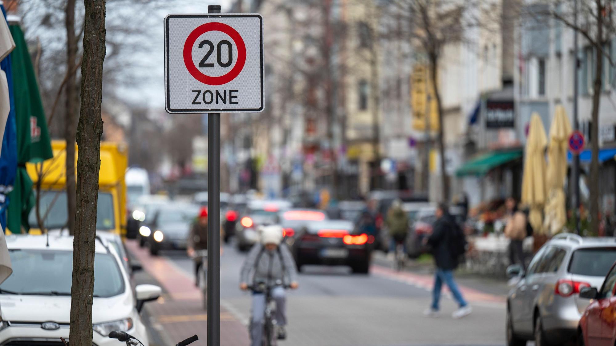 Tempo-20-Schilder auf der Venloer Straße