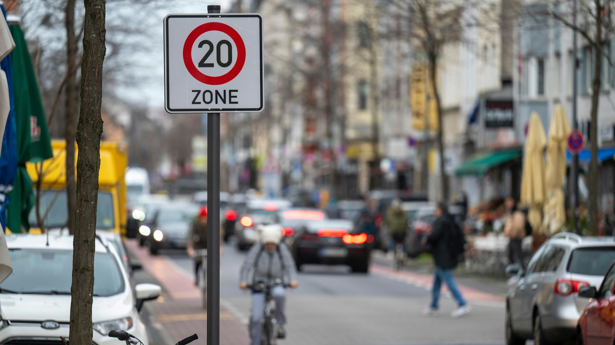 Tempo-20-Schilder auf der Venloer Straße