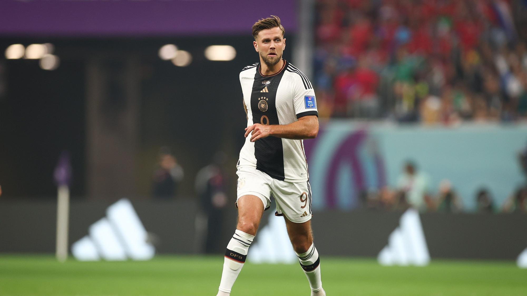 Niclas Füllkrug für die Nationalmannschaft am Ball.