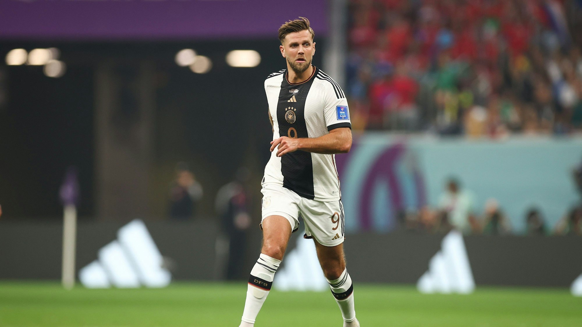 Niclas Füllkrug für die Nationalmannschaft am Ball.