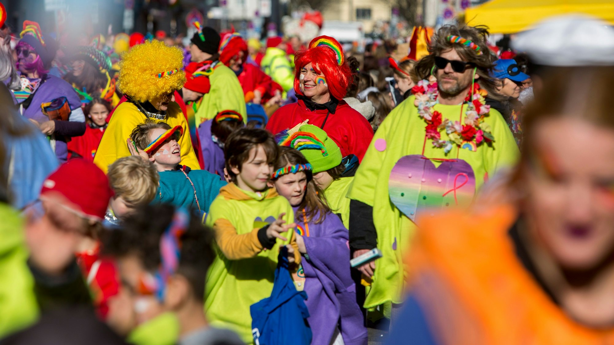 Der Karnevalszug an Karnevalsdienstag in Ehrenfeld, zu sehen sind verkleidete Kinder und Erwachsene.