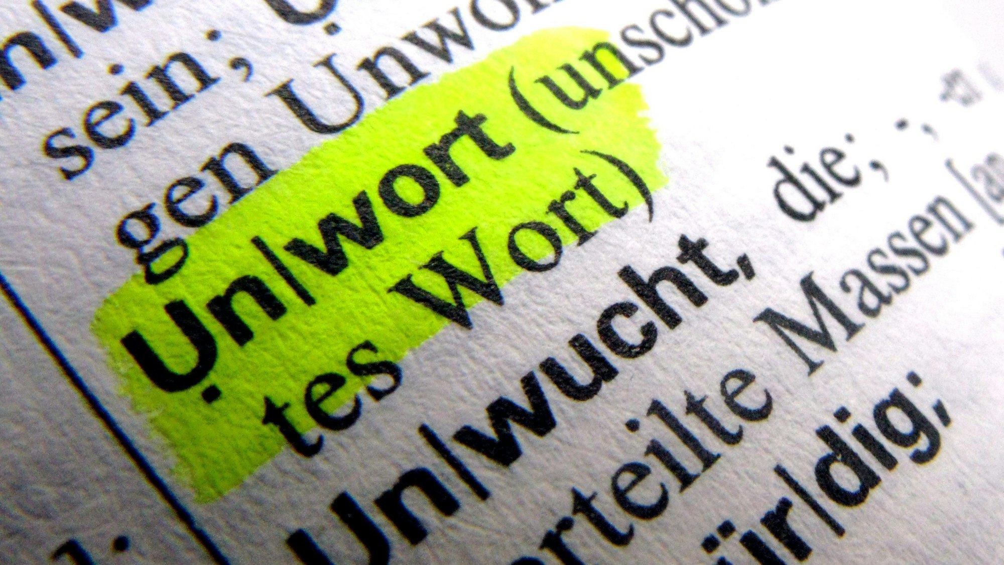 „Klimaterroristen“ ist das Unwort des Jahres. Die Jury der sprachkritischen Aktion kritisiert mit dem Ausdruck die Gleichsetzung von Klimaaktivisten mit Terroristen.