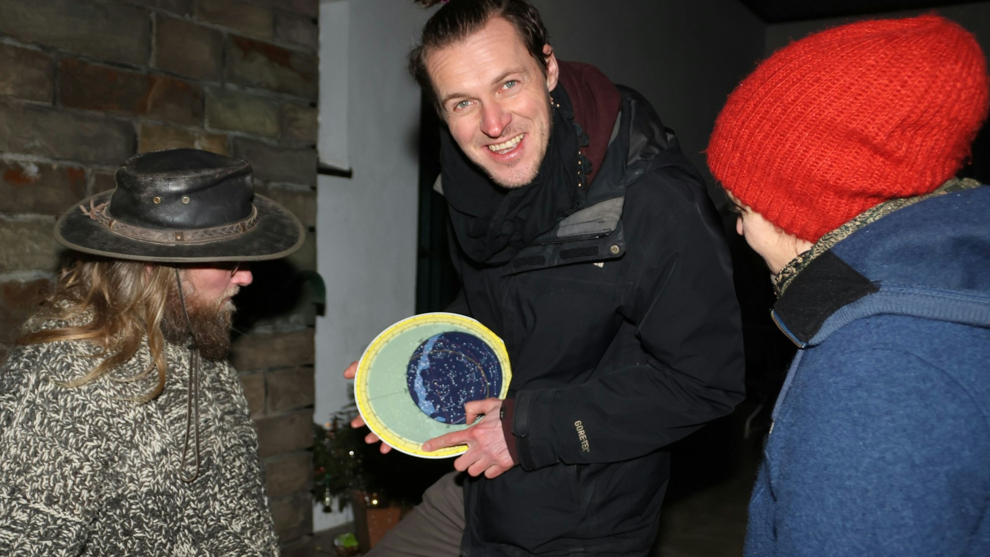 Der Bierenbachtaler Andreas Marth zeigt eine Sternenkarte.