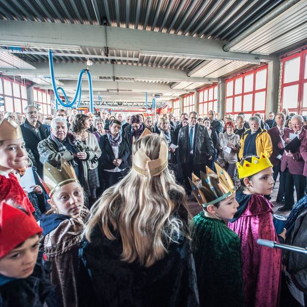 Neujahrsempfang der Stadt in der mit vielen Menschen gefüllten Feuerwache beim Besuch der Sternsinger.