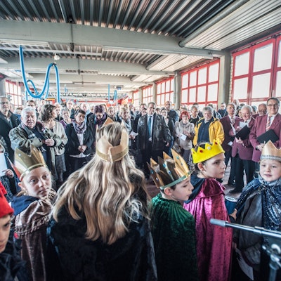Neujahrsempfang der Stadt in der mit vielen Menschen gefüllten Feuerwache beim Besuch der Sternsinger.