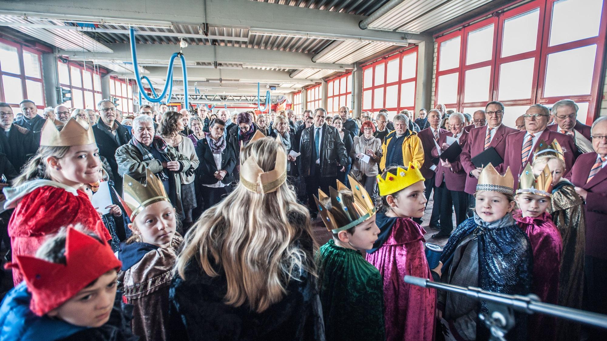 Neujahrsempfang der Stadt in der mit vielen Menschen gefüllten Feuerwache beim Besuch der Sternsinger.