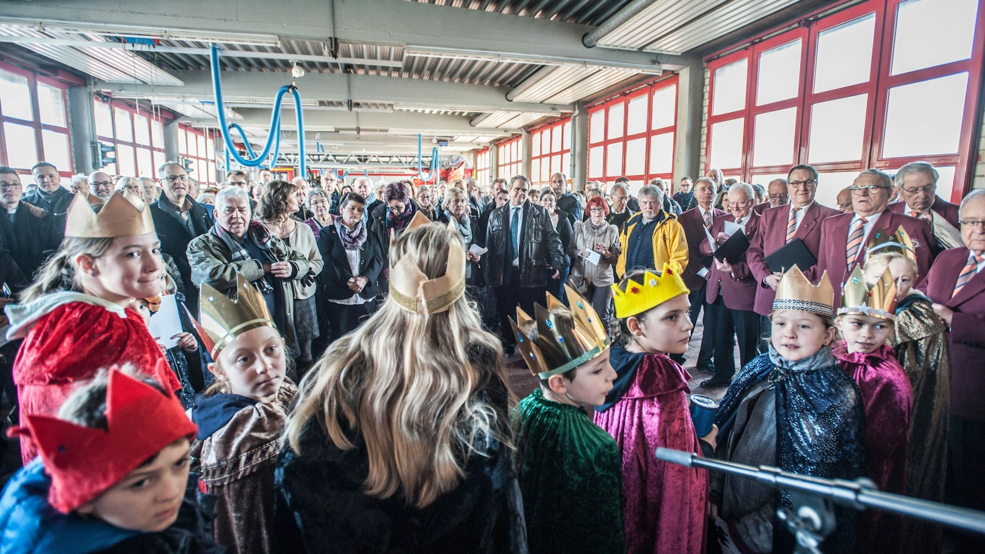 Neujahrsempfang der Stadt in der mit vielen Menschen gefüllten Feuerwache beim Besuch der Sternsinger.