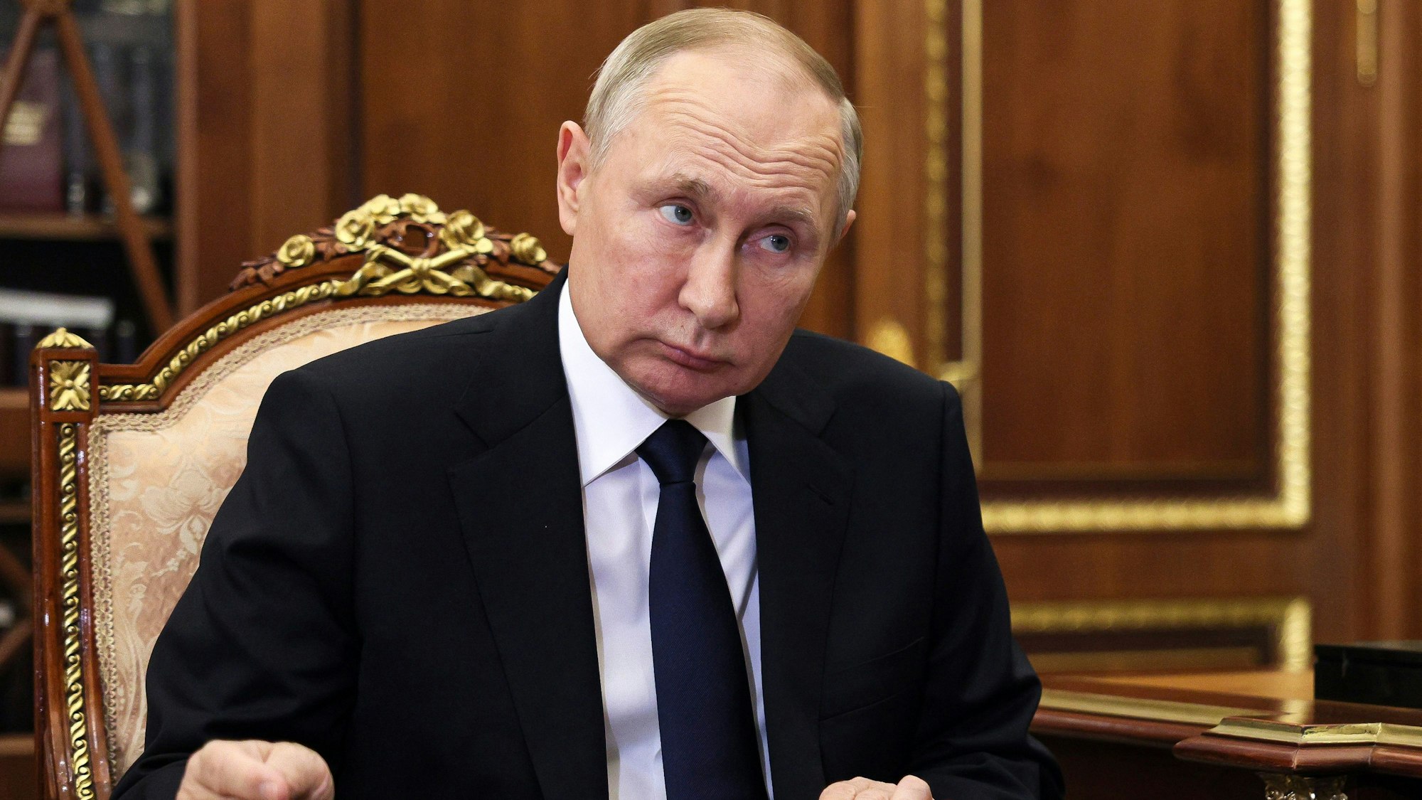 Der russische Präsident Wladimir Putin hört dem russischen Bildungsminister Sergej Krawzow während ihres Treffens in Moskau.