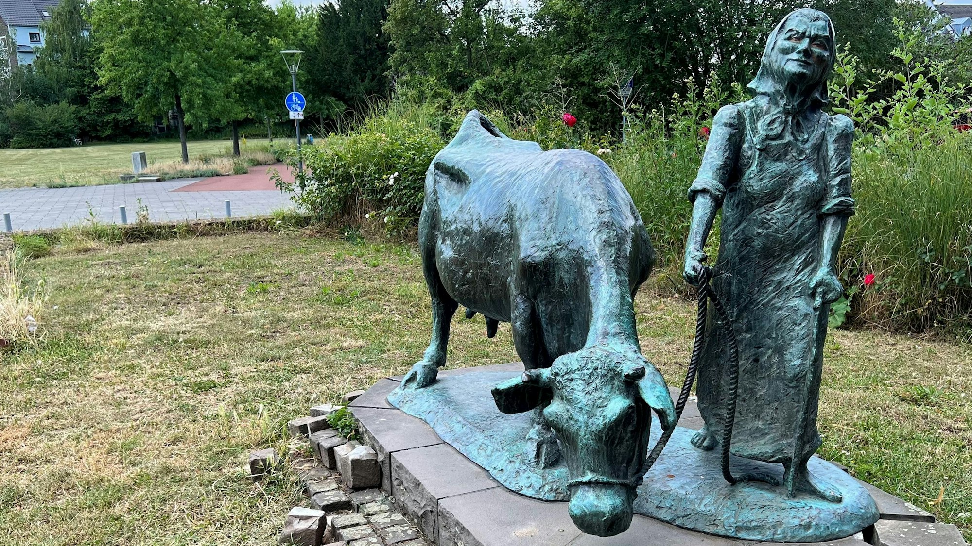Das am Sockel beschädigte Paulinchen-Denkmal von Kurt Arentz vor der St. Antonius Kirche in Wiesdorf